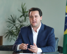 O governador Carlos Massa Ratinho Junior disse nesta sexta-feira (18), em entrevista à GloboNews, que vai estruturar a segurança pública do Paraná com maior presença de policiais e integração das polícias. "Segurança pública se faz de duas maneiras: com presença física e tecnologia. Vamos aliar as duas", afirmou.  -  Curitiba, 18/01/2019  -  Foto:  Rodrigo Félix Leal