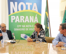 O secretário da Fazenda, Renê Garcia Júnior, entregou nesta segunda-feira (21) os três principais prêmios do 38º sorteio do Nota Paraná, que aconteceu no último dia 10 de janeiro. Uma moradora de Londrina, uma instituição, também de Londrina, e uma moradora de Colombo, na Região Metropolitana de Curitiba, foram os ganhadores dos prêmios de R$ 50 mil, R$ 30 mil e R$ 20 mil, respectivamente.  -  Curitiba, 21/01/2018  -  Foto: José Fernando Ogura/ANPr