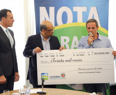 O secretário da Fazenda, Renê Garcia Júnior, entregou nesta segunda-feira (21) os três principais prêmios do 38º sorteio do Nota Paraná, que aconteceu no último dia 10 de janeiro