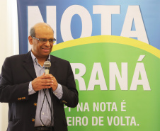 O secretário da Fazenda, Renê Garcia Júnior, entregou nesta segunda-feira (21) os três principais prêmios do 38º sorteio do Nota Paraná, que aconteceu no último dia 10 de janeiro. Uma moradora de Londrina, uma instituição, também de Londrina, e uma moradora de Colombo, na Região Metropolitana de Curitiba, foram os ganhadores dos prêmios de R$ 50 mil, R$ 30 mil e R$ 20 mil, respectivamente.  -  Curitiba, 21/01/2018  -  Foto: José Fernando Ogura/ANPr