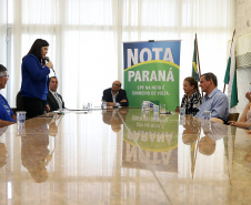 O secretário da Fazenda, Renê Garcia Júnior, entregou nesta segunda-feira (21) os três principais prêmios do 38º sorteio do Nota Paraná, que aconteceu no último dia 10 de janeiro. Uma moradora de Londrina, uma instituição, também de Londrina, e uma moradora de Colombo, na Região Metropolitana de Curitiba, foram os ganhadores dos prêmios de R$ 50 mil, R$ 30 mil e R$ 20 mil, respectivamente.  -  Curitiba, 21/01/2018  -  Foto: José Fernando Ogura/ANPr