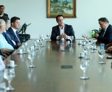 O governador Carlos Massa Ratinho Junior se reuniu nesta segunda-feira (21) com deputados estaduais e confirmou sua disposição ao trabalho conjunto com a Assembleia Legislativa.  -  Curitiba, 21/01/2019  -  Foto: Rodrigo Félix Leal