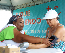 A Secretaria da Saúde do Paraná aproveita a concentração de pessoas no Litoral nesta época do ano para intensificar as ações de vigilância, como a distribuição de material educativo, incluindo preservativos, e a realização de testes rápidos. Esse trabalho se soma ao atendimento médico e de socorro e emergências que aumentam muito neste período.  -  Operação Verão 2018/2019  -  Foto: Jaelson Lucas/ANPr