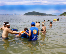 Cadeiras anfíbias permitiram banho seguro para 219 pessoas  - Foto:Jaelson Lucas / ANPr