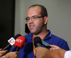 A temporada de verão no Paraná fechou os primeiros 30 dias e os serviços do Governo do Estado foram marcantes ao proporcionarem mais segurança, alternativas de lazer e serviços gratuitos ao veranista. Na foto, o gerente da Agência da Copel de Matinhos, Giulliano Casagrande  - Litoral do Paraná, Operação Verão, 22/01/2019  -  Foto: Divulgação PMPR