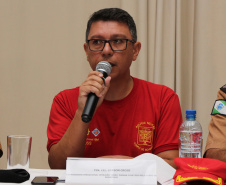 A temporada de verão no Paraná fechou os primeiros 30 dias e os serviços do Governo do Estado foram marcantes ao proporcionarem mais segurança, alternativas de lazer e serviços gratuitos ao veranista. Na foto, ten. coronel Gerson Gross, do Corpo de Bombeiros.  - Litoral do Paraná, Operação Verão, 22/01/2019  -  Foto: Divulgação PMPR