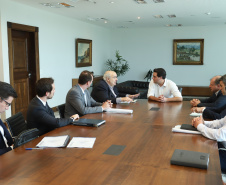 O Governo do Estado e a Prefeitura de Curitiba vão estudar em conjunto novas soluções de mobilidade que possam contribuir para tornar o transporte coletivo na capital e região mais eficiente e atrativo aos usuários. A decisão foi tomada durante reunião do governador Carlos Massa Ratinho Junior e o prefeito Rafael Greca nesta terça-feira (22/01), no Palácio Iguaçu. Foto: Rodrigo Felix Leal/ANPr