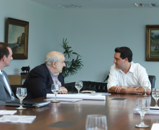 O Governo do Estado e a Prefeitura de Curitiba vão estudar em conjunto novas soluções de mobilidade que possam contribuir para tornar o transporte coletivo na capital e região mais eficiente e atrativo aos usuários. A decisão foi tomada durante reunião do governador Carlos Massa Ratinho Junior e o prefeito Rafael Greca nesta terça-feira (22/01), no Palácio Iguaçu. Foto: Rodrigo Felix Leal/ANPr