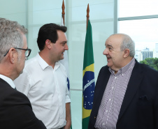 O Governo do Estado e a Prefeitura de Curitiba vão estudar em conjunto novas soluções de mobilidade que possam contribuir para tornar o transporte coletivo na capital e região mais eficiente e atrativo aos usuários. A decisão foi tomada durante reunião do governador Carlos Massa Ratinho Junior e o prefeito Rafael Greca nesta terça-feira (22/01), no Palácio Iguaçu. Foto: Rodrigo Felix Leal/ANPr