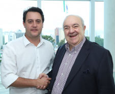 O Governo do Estado e a Prefeitura de Curitiba vão estudar em conjunto novas soluções de mobilidade que possam contribuir para tornar o transporte coletivo na capital e região mais eficiente e atrativo aos usuários. A decisão foi tomada durante reunião do governador Carlos Massa Ratinho Junior e o prefeito Rafael Greca nesta terça-feira (22/01), no Palácio Iguaçu. Foto: Rodrigo Felix Leal/ANPr