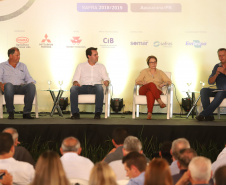 O governador Carlos Massa Ratinho Junior e a ministra da Agricultura, Pecuária e Abastecimento, Tereza Cristina, participam do evento que marca a abertura nacional da colheita da soja. Apucarana, 24/01/2019. Foto: Rodrigo Felix Leal/ANPr
