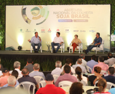 O governador Carlos Massa Ratinho Junior e a ministra da Agricultura, Pecuária e Abastecimento, Tereza Cristina, participam do evento que marca a abertura nacional da colheita da soja. Apucarana, 24/01/2019. Foto: Rodrigo Felix Leal/ANPr