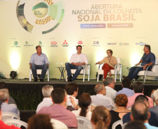 O governador Carlos Massa Ratinho Junior e a ministra da Agricultura, Pecuária e Abastecimento, Tereza Cristina, participam do evento que marca a abertura nacional da colheita da soja. Apucarana, 24/01/2019. Foto: Rodrigo Felix Leal/ANPr