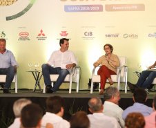 O governador Carlos Massa Ratinho Junior e a ministra da Agricultura, Pecuária e Abastecimento, Tereza Cristina, participam do evento que marca a abertura nacional da colheita da soja. Apucarana, 24/01/2019. Foto: Rodrigo Felix Leal/ANPr