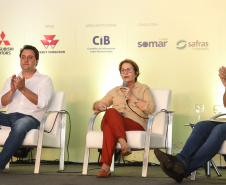 O governador Carlos Massa Ratinho Junior e a ministra da Agricultura, Pecuária e Abastecimento, Tereza Cristina, participam do evento que marca a abertura nacional da colheita da soja. Apucarana, 24/01/2019. Foto: Rodrigo Felix Leal/ANPr