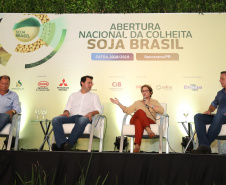 O governador Carlos Massa Ratinho Junior e a ministra da Agricultura, Pecuária e Abastecimento, Tereza Cristina, participam do evento que marca a abertura nacional da colheita da soja. Apucarana, 24/01/2019. Foto: Rodrigo Felix Leal/ANPr