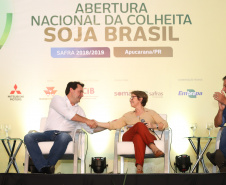 O governador Carlos Massa Ratinho Junior e a ministra da Agricultura, Pecuária e Abastecimento, Tereza Cristina, participam do evento que marca a abertura nacional da colheita da soja. Apucarana, 24/01/2019. Foto: Rodrigo Felix Leal/ANPr