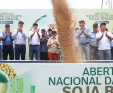 O governador Carlos Massa Ratinho Junior e a ministra da Agricultura, Pecuária e Abastecimento, Tereza Cristina, participam do evento que marca a abertura nacional da colheita da soja. Apucarana, 24/01/2019. Foto: Rodrigo Felix Leal/ANPr
