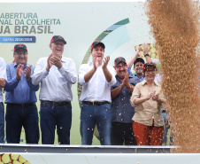 O governador Carlos Massa Ratinho Junior e a ministra da Agricultura, Pecuária e Abastecimento, Tereza Cristina, participam do evento que marca a abertura nacional da colheita da soja. Apucarana, 24/01/2019. Foto: Rodrigo Felix Leal/ANPr