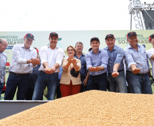 O governador Carlos Massa Ratinho Junior e a ministra da Agricultura, Pecuária e Abastecimento, Tereza Cristina, participam do evento que marca a abertura nacional da colheita da soja. Apucarana, 24/01/2019. Foto: Rodrigo Felix Leal/ANPr