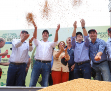 O governador Carlos Massa Ratinho Junior e a ministra da Agricultura, Pecuária e Abastecimento, Tereza Cristina, participam do evento que marca a abertura nacional da colheita da soja. Apucarana, 24/01/2019. Foto: Rodrigo Felix Leal/ANPr