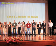 A Secretaria de Estado da Educação iniciou nessa quinta-feira (24), em Pinhão (no Centro-Sul), a segunda etapa do Seminário de Diretores ? Aprendizagem em Foco 2019. HOMENAGENS - As escolas estaduais das dez regionais com as melhores notas e maior crescimento no Índice de Desenvolvimento da Educação Básica (Ideb) foram homenageadas pela pasta na abertura do evento.  -  Faxinal do Céu, 24/01/2019  -  Foto: Fernandor de Jesus/SEED