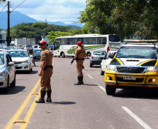  A fiscalização das equipes do Batalhão de Polícia Rodoviária (BPRv) nas rodovias estaduais que cortam o Litoral do Paraná flagrou mais de 7 mil veículos com velocidade acima do permitido na via e duas pessoas perderam a vida vítimas de atropelamento nos primeiros 30 dias do verão (de 21 de dezembro à 21 de janeiro). O balanço do Batalhão aponta ainda que houve aumento de 17,91% nos acidentes e de 4,55% de pessoas feridas em comparação com o mesmo período da temporada anterior.- -  Foto: BPRv