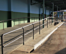 O Governo do Estado, em parceria com a Prefeitura de Almirante Tamandaré, entregou nesta sexta-feira (25) obras de revitalização do Terminal Rodoviário Municipal Vereador Dirceu Pavoni (Terminal Cachoeira), beneficiando diretamente cerca de 18 mil pessoas por dia, usuárias de dez linhas. A entrega foi feita pelo secretário do Desenvolvimento Urbano e Obras Públicas, João Carlos Ortega, e o prefeito Gerson Colodel. Foto: Divulgação/SEDU