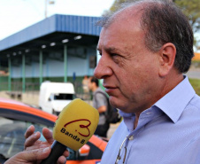 O Governo do Estado, em parceria com a Prefeitura de Almirante Tamandaré, entregou nesta sexta-feira (25) obras de revitalização do Terminal Rodoviário Municipal Vereador Dirceu Pavoni (Terminal Cachoeira), beneficiando diretamente cerca de 18 mil pessoas por dia, usuárias de dez linhas. A entrega foi feita pelo secretário do Desenvolvimento Urbano e Obras Públicas, João Carlos Ortega, e o prefeito Gerson Colodel. Foto: Divulgação/SEDU