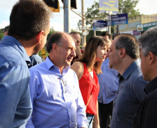 O Governo do Estado, em parceria com a Prefeitura de Almirante Tamandaré, entregou nesta sexta-feira (25) obras de revitalização do Terminal Rodoviário Municipal Vereador Dirceu Pavoni (Terminal Cachoeira), beneficiando diretamente cerca de 18 mil pessoas por dia, usuárias de dez linhas. A entrega foi feita pelo secretário do Desenvolvimento Urbano e Obras Públicas, João Carlos Ortega, e o prefeito Gerson Colodel. Foto: Divulgação/SEDU