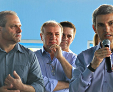 O Governo do Estado, em parceria com a Prefeitura de Almirante Tamandaré, entregou nesta sexta-feira (25) obras de revitalização do Terminal Rodoviário Municipal Vereador Dirceu Pavoni (Terminal Cachoeira), beneficiando diretamente cerca de 18 mil pessoas por dia, usuárias de dez linhas. A entrega foi feita pelo secretário do Desenvolvimento Urbano e Obras Públicas, João Carlos Ortega, e o prefeito Gerson Colodel. Foto: Divulgação/SEDU