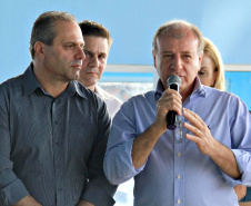 O Governo do Estado, em parceria com a Prefeitura de Almirante Tamandaré, entregou nesta sexta-feira (25) obras de revitalização do Terminal Rodoviário Municipal Vereador Dirceu Pavoni (Terminal Cachoeira), beneficiando diretamente cerca de 18 mil pessoas por dia, usuárias de dez linhas. A entrega foi feita pelo secretário do Desenvolvimento Urbano e Obras Públicas, João Carlos Ortega, e o prefeito Gerson Colodel. Foto: Divulgação/SEDU
