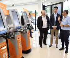 Smart Copel já funciona com novo centro de operações. O presidente da Copel, Daniel Pimentel Slaviero, e o diretor da Copel Distribuição, Antonio Guetter, visitaram nesta sexta-feira (25) a unidade. Eles conversaram com os funcionários e viram como funcionam desde o setor de operações até o atendimento.  -  Curitiba, 25/01/2019  -  Foto: Dani Catisti/Copel