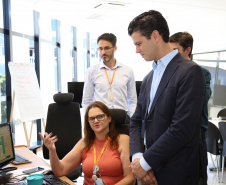 Smart Copel já funciona com novo centro de operações. O presidente da Copel, Daniel Pimentel Slaviero, e o diretor da Copel Distribuição, Antonio Guetter, visitaram nesta sexta-feira (25) a unidade. Eles conversaram com os funcionários e viram como funcionam desde o setor de operações até o atendimento.  -  Curitiba, 25/01/2019  -  Foto: Dani Catisti/Copel