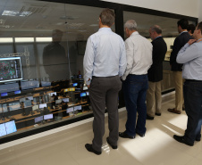 Smart Copel já funciona com novo centro de operações. O presidente da Copel, Daniel Pimentel Slaviero, e o diretor da Copel Distribuição, Antonio Guetter, visitaram nesta sexta-feira (25) a unidade. Eles conversaram com os funcionários e viram como funcionam desde o setor de operações até o atendimento.  -  Curitiba, 25/01/2019  -  Foto: Dani Catisti/Copel
