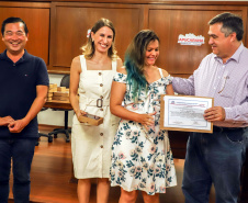 O secretário de estado da saúde, Beto Preto, participou na noite desta quinta-feira (24), da solenidade de formatura da 2ª turma de Residência Multiprofissional, da Autarquia Municipal de Saúde de Apucarana.Foto:Josias Pinto/Divulgação -SESA