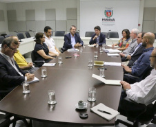 O Governo do Estado trabalha na conclusão do Programa de Modernização dos Processos de Licenciamento, Outorga, Fiscalização e Monitoramento Ambiental, que tem recursos do Banco Mundial.  Nesta sexta-feira (25) o secretário Planejamento e Projetos Estruturantes, Valdemar Bernardo Jorge, se reuniu com o secretário interino de Desenvolvimento Ambiental e Turismo, Everton Souza, para discutir o cronograma de implantação do novo programa. Foto: Divulgação/ANPr