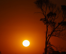 Como ocorre em várias regiões do Brasil, a onda de calor neste início de
ano está provocando o aumento do consumo de energia no Paraná.  -  Foto: Arnaldo Alves/ANPr