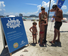 Entrou em funcionamento mais um ponto com as duchas ecológicas no Litoral do Paraná. A Sanepar instalou os equipamentos no balneário Morro do Cristo, em Guaratuba, para também oferecer conforto aos veranistas daquele local. -  Foto: Sanepar