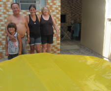  A família de Lindenor Meireles Quadros, de Curitiba, dá bons exemplos nos cuidados com a piscina, cobrindo toda área da água quando não está em uso. “A piscina foi comprada há dois anos e enchemos ela apenas duas vezes. Uma em cada temporada”, diz Lindenor, que tem ciência de que abusos com o uso da água podem causar aumento na fatura no fim do mês. Foto:Sanepar