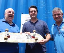 O governador Carlos Massa Ratinho Junior e o prefeito de Curitiba, Rafael Greca, inauguraram neste sábado (02) um parque esportivo no Bairro Novo. A estrutura conta com quadra de futebol com grama sintética, pista de skate com oito obstáculos e quadra poliesportiva. Curitiba,02/02/2019   -  Foto: Rodrigo Félix Leal/ANPr