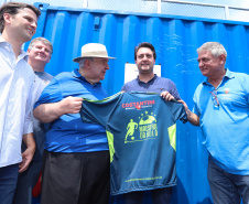 O governador Carlos Massa Ratinho Junior e o prefeito de Curitiba, Rafael Greca, inauguraram neste sábado (02) um parque esportivo no Bairro Novo. A estrutura conta com quadra de futebol com grama sintética, pista de skate com oito obstáculos e quadra poliesportiva. Curitiba,02/02/2019   -  Foto: Rodrigo Félix Leal/ANPr