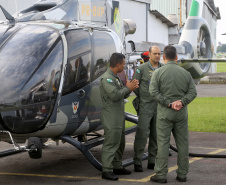 O Governo do Paraná enviou uma equipe aérea para Brumadinho (MG) com o objetivo de auxiliar nas buscas pelas vítimas do rompimento da barragem ocorrida na sexta-feira (25/01). Cinco integrantes do Batalhão de Polícia Militar de Operações Aéreas (BPMOA) viajaram neste domingo (03/02), somando-se à equipe do Corpo de Bombeiros que está naquele estado, incluída na força tarefa de buscas pelas vítimas desde o último domingo (27/01).  -  Curitiba, 03/02/2019  -  Foto: Jaelson Lucas/ANPr