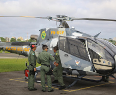 O Governo do Paraná enviou uma equipe aérea para Brumadinho (MG) com o objetivo de auxiliar nas buscas pelas vítimas do rompimento da barragem ocorrida na sexta-feira (25/01). Cinco integrantes do Batalhão de Polícia Militar de Operações Aéreas (BPMOA) viajaram neste domingo (03/02), somando-se à equipe do Corpo de Bombeiros que está naquele estado, incluída na força tarefa de buscas pelas vítimas desde o último domingo (27/01).  -  Curitiba, 03/02/2019  -  Foto: Jaelson Lucas/ANPr