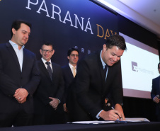 O governador Carlos Massa Ratinho Junior sanciona durante o evento Paraná Day,  a lei  do Programa de Parcerias do Paraná. -  Curitiba, 05/02/2019  -  Foto: Rodrigo Félix Leal