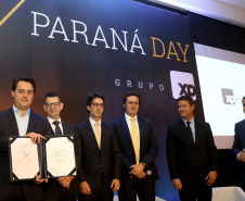 O governador Carlos Massa Ratinho Junior sancionou nesta terça-feira (05) a lei que cria o Programa de Parcerias do Paraná (PAR) e institui um Fundo para o Desenvolvimento de Projetos de Infraestrutura (Funpar). A assinatura aconteceu no Paraná Day, evento realizado em Curitiba com a presença de mais de 100 investidores do País e do exterior.  _  Curitiba, 05/02/2019  -  Foto: Jaelson Lucas/ANPr