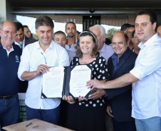 Uma solenidade especial na prefeitura municipal de Cascavel marcou a transferência do Governo do Paraná de Curitiba para Cascavel na manhã desta quinta-feira (7). O decreto é temporário e vale até sexta-feira (8). O governador Carlos Massa Ratinho Junior, secretários de Estado e presidentes das empresas estatais cumprem agenda intensa no município com representantes políticos e empresariais da região Oeste. - Cascavel, 07/02/2019 - Foto: José Fernando Ogura/ANPr