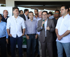 Uma solenidade especial na prefeitura municipal de Cascavel marcou a transferência do Governo do Paraná de Curitiba para Cascavel na manhã desta quinta-feira (7). O decreto é temporário e vale até sexta-feira (8). O governador Carlos Massa Ratinho Junior, secretários de Estado e presidentes das empresas estatais cumprem agenda intensa no município com representantes políticos e empresariais da região Oeste. - Cascavel, 07/02/2019 - Foto: José Fernando Ogura/ANPr