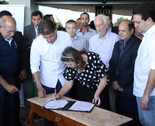 Uma solenidade especial na prefeitura municipal de Cascavel marcou a transferência do Governo do Paraná de Curitiba para Cascavel na manhã desta quinta-feira (7). O decreto é temporário e vale até sexta-feira (8). O governador Carlos Massa Ratinho Junior, secretários de Estado e presidentes das empresas estatais cumprem agenda intensa no município com representantes políticos e empresariais da região Oeste. - Cascavel, 07/02/2019 - Foto: José Fernando Ogura/ANPr