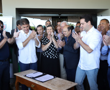 Uma solenidade especial na prefeitura municipal de Cascavel marcou a transferência do Governo do Paraná de Curitiba para Cascavel na manhã desta quinta-feira (7). O decreto é temporário e vale até sexta-feira (8). O governador Carlos Massa Ratinho Junior, secretários de Estado e presidentes das empresas estatais cumprem agenda intensa no município com representantes políticos e empresariais da região Oeste. - Cascavel, 07/02/2019 - Foto: José Fernando Ogura/ANPr